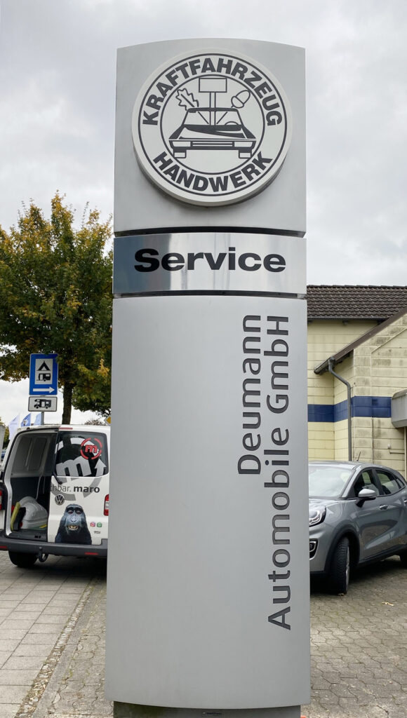 Schilder, Pylonen und Stelen